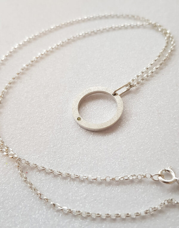 pakabukas su peridotu