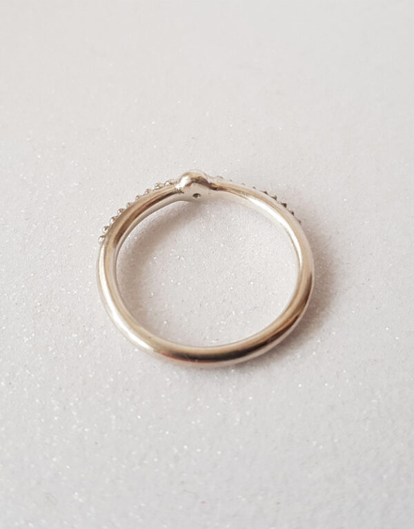 sidabrinis ziedas su topazu