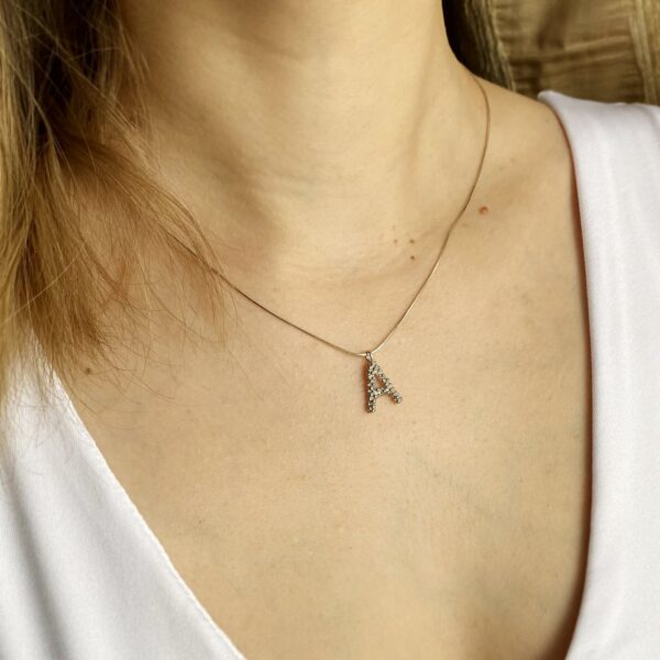 vardo raide sidabrinis pakabukas