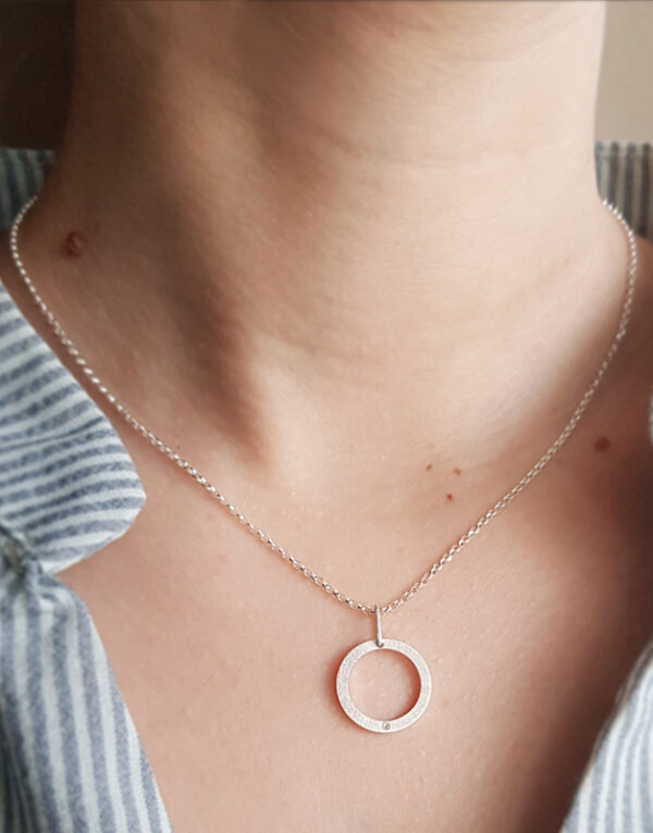 ziedas pakabukas kasdienai