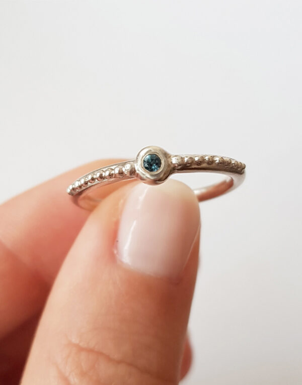 ziedas su burbuliukais ir topazu