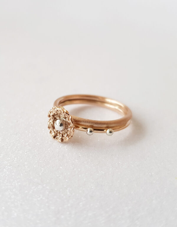 raudono aukso neiprastas ziedas