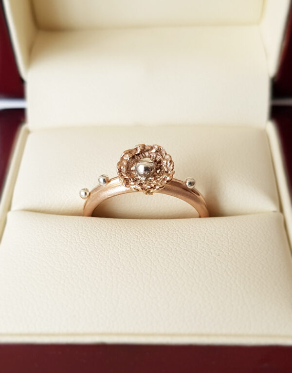 raudono aukso ziedas gele