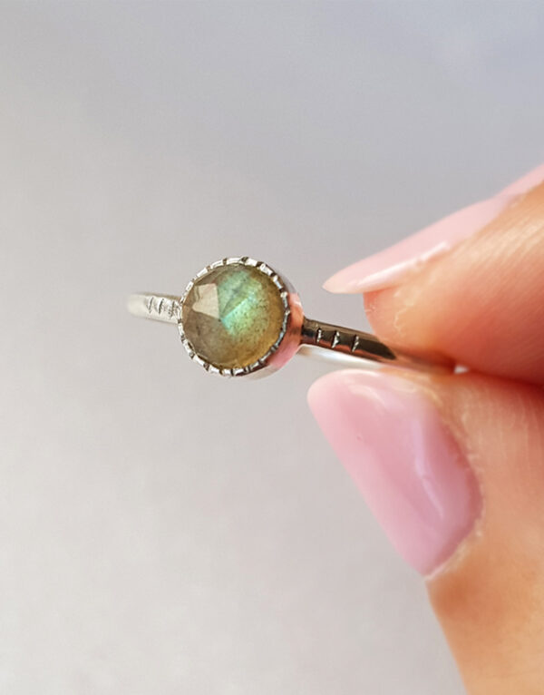 paprastas ziedas su labradoritu