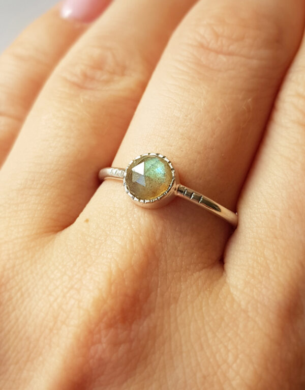 sidabrinis ziedas su labradoritu