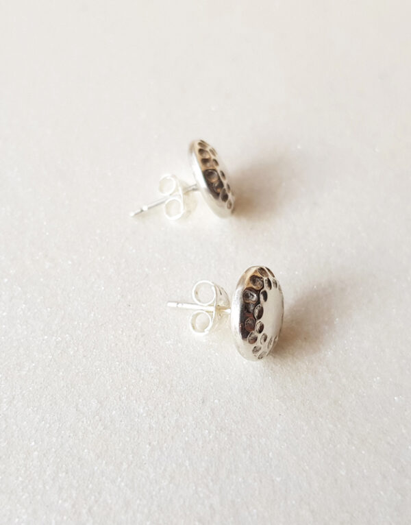 sidabriniai auskarai moterims