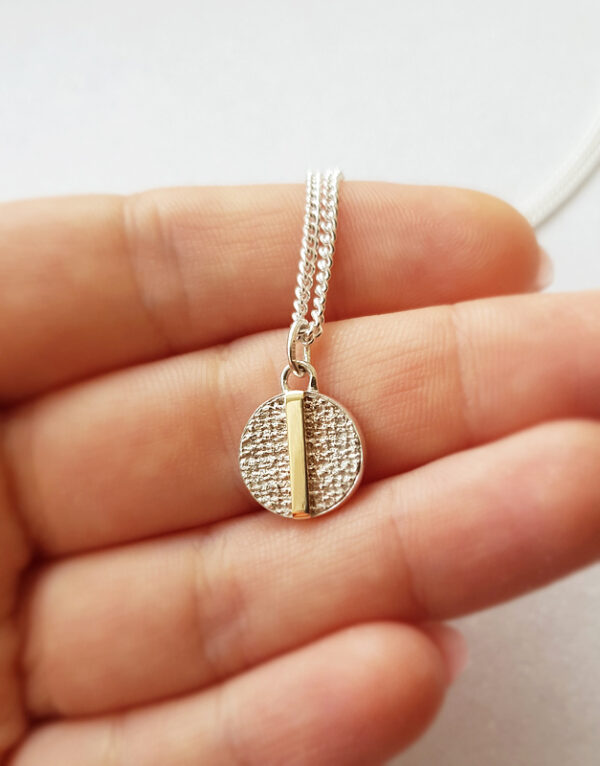 sidabrinias pakabukas su auksu