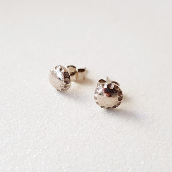 balto aukso auskarai prie ausies