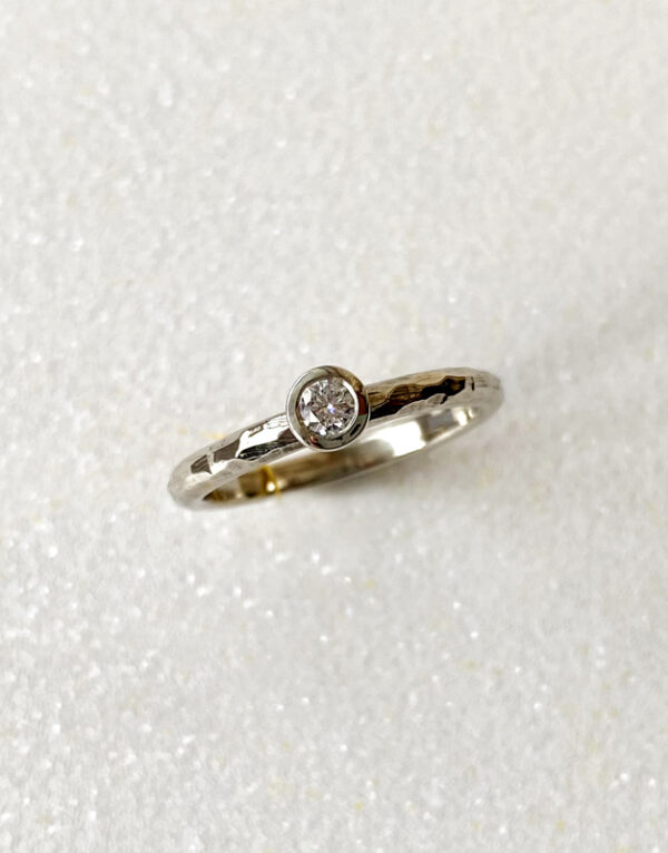 balto aukso suzadetuviu ziedas