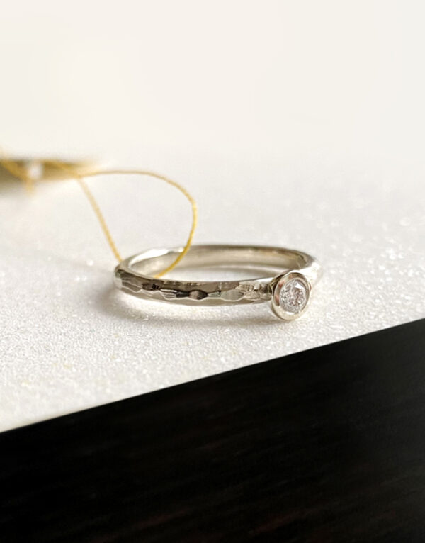 balto aukso ziedas su deimantu