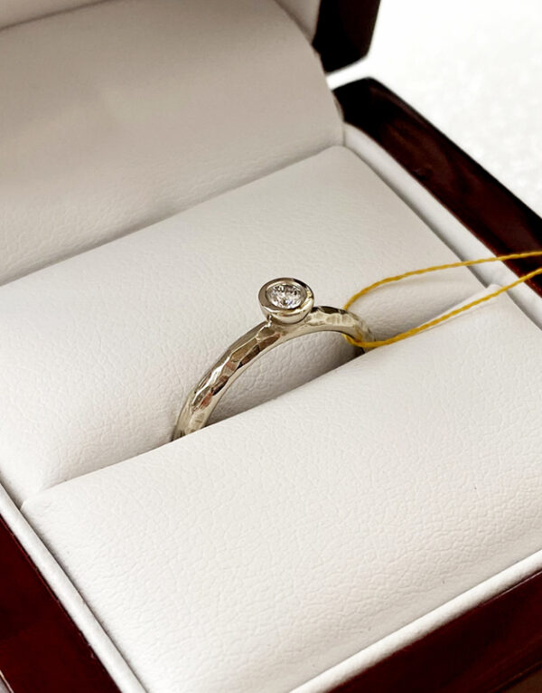 modernus suzadetuviu ziedas balto aukso