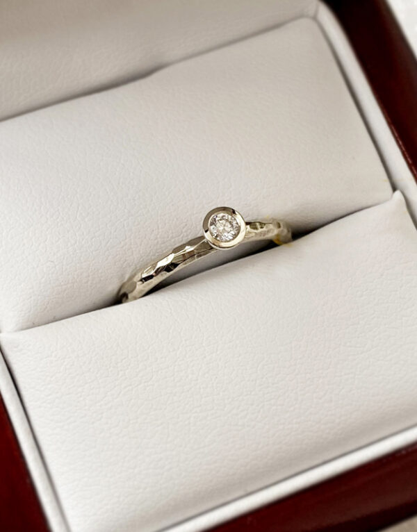 netradicinis suzadetuviu ziedas