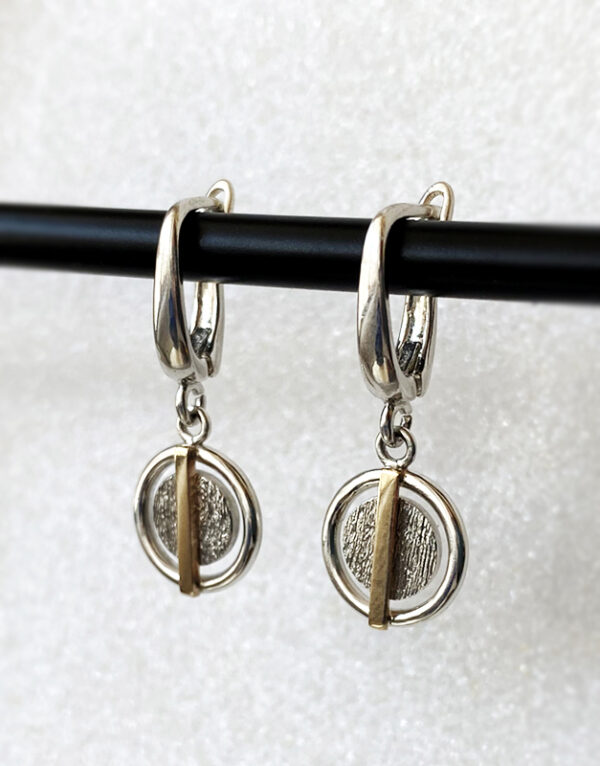 kabantys sidabriniai auskarai