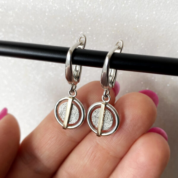 nedideli kabantys auskarai kasdienai