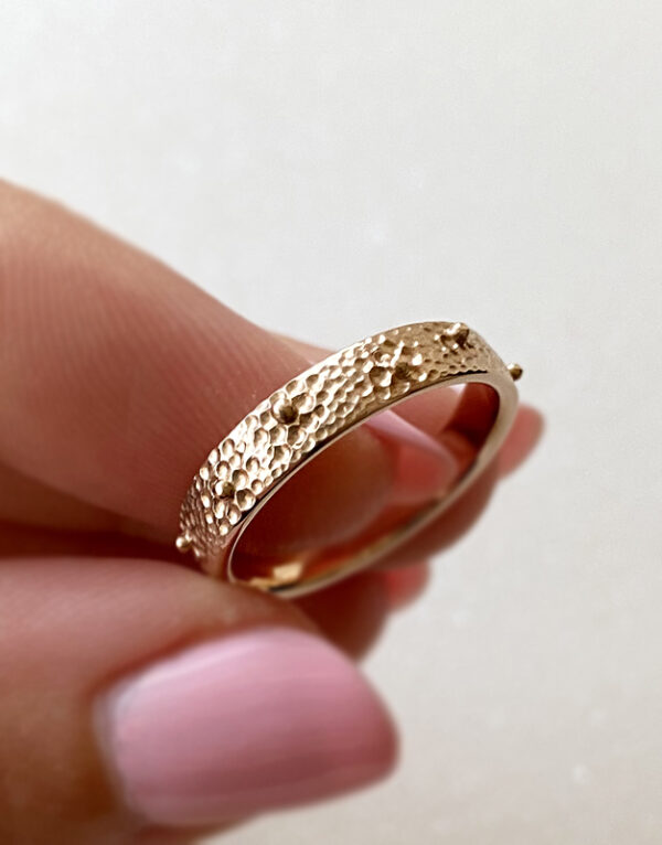 raudono aukso ziedas