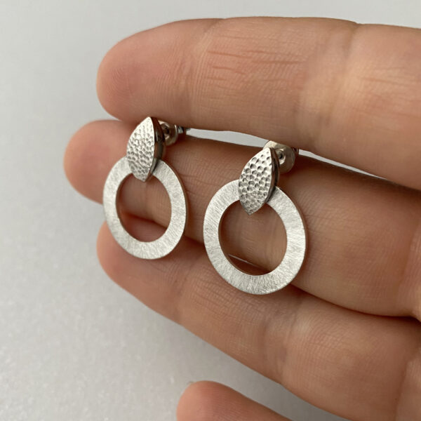 2 ranku darbo auskarai