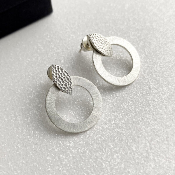 dideli sidabriniai auskarai