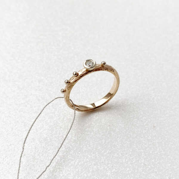 raudono aukso ziedas su briliantu 1