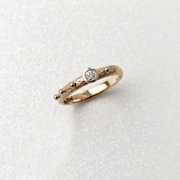 raudono aukso ziedas su briliantu