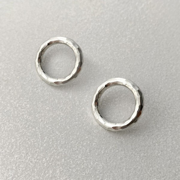 netradiciniai sidabriniai auskarai