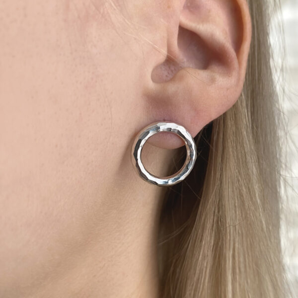 sidabriniai auskarai kasdieniam nesiojimui