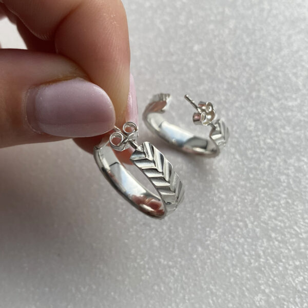 ranku darbo auksiniai auskarai