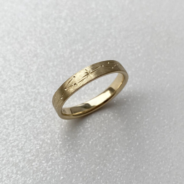 geltono aukso ziedas su zvaigzdynais