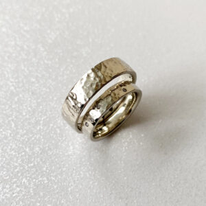 kaldinti vestuviniai žiedai iš balto aukso su deimantais