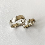 kaldinti vestuviniai žiedai iš balto aukso su deimantais