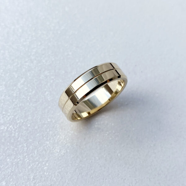 Modernus geltono aukso vestuvinis vyriškas žiedas