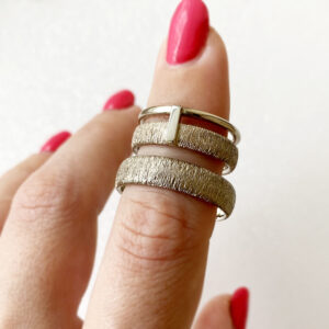 Netradiciniai vestuvinai žiedai iš balto aukso