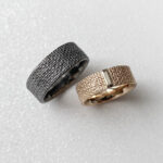 Vestuviniai žiedai audinio tekstūros