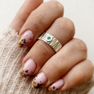 platus sidabrinis ziedas su smaragdu