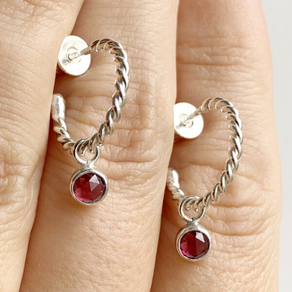 Sidabriniai auskarai su rodolitais