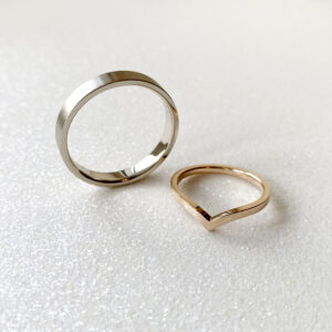 Vestuviniai žiedai balto ir raudono aukso