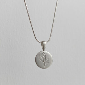 Rankų darbo pakabukas su augaliniais motyvais