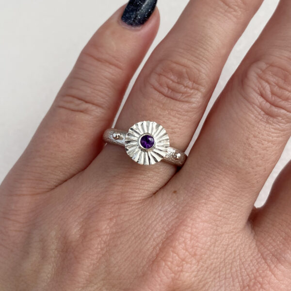 Vienetinis rankų darbo žiedas su ametistu