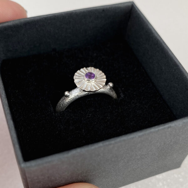 Vienetinis rankų darbo žiedas su ametistu
