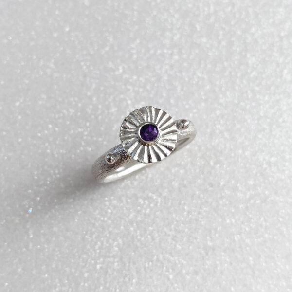 Vienetinis rankų darbo žiedas su ametistu
