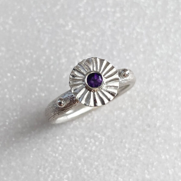 Vienetinis rankų darbo žiedas su ametistu