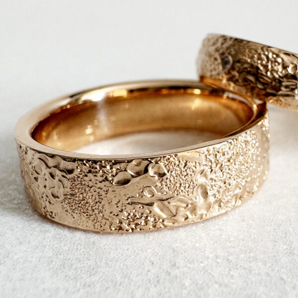 Išskirtiniai rankų darbo vestuviniai žiedai iš raunodo aukso