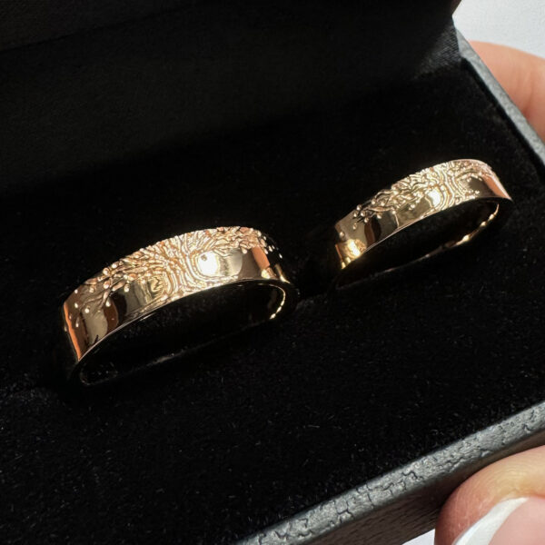 Vestuviniai žiedai su medžiais