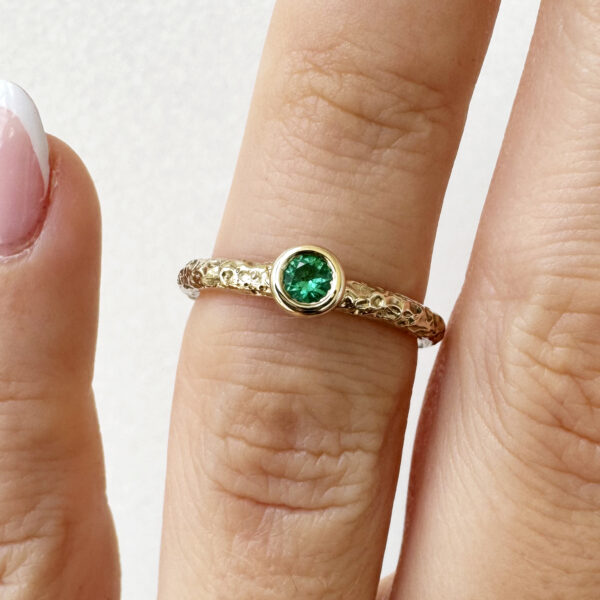 Auksinis žiedas su smaragdu