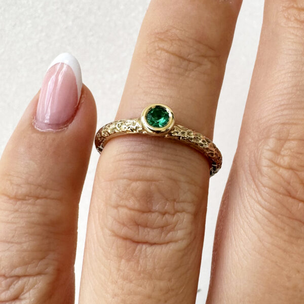 Auksinis žiedas su smaragdu