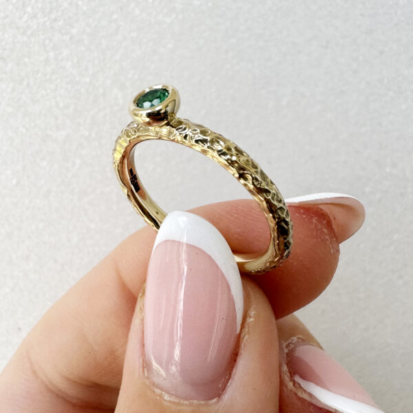 Auksinis žiedas su smaragdu