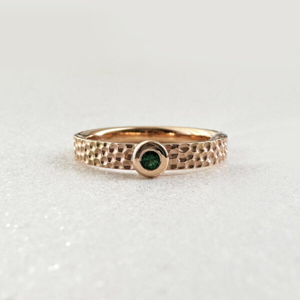 Raudono aukso žiedas su smaragdu