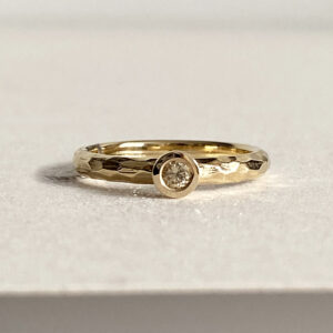 Sužadėtuvių žiedas su šampaniniu briliantu