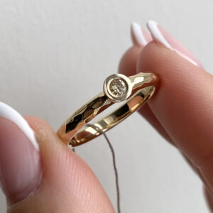 Geltono aukso žiedas su šampaniniu briliantu