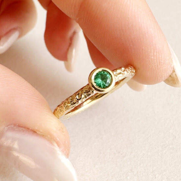 Auksinis žiedas su smaragdu