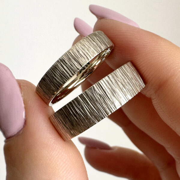 Balto aukso vestuviniai žiedai su tekstūra Balto aukso vestuviniai žiedai su tekstūra